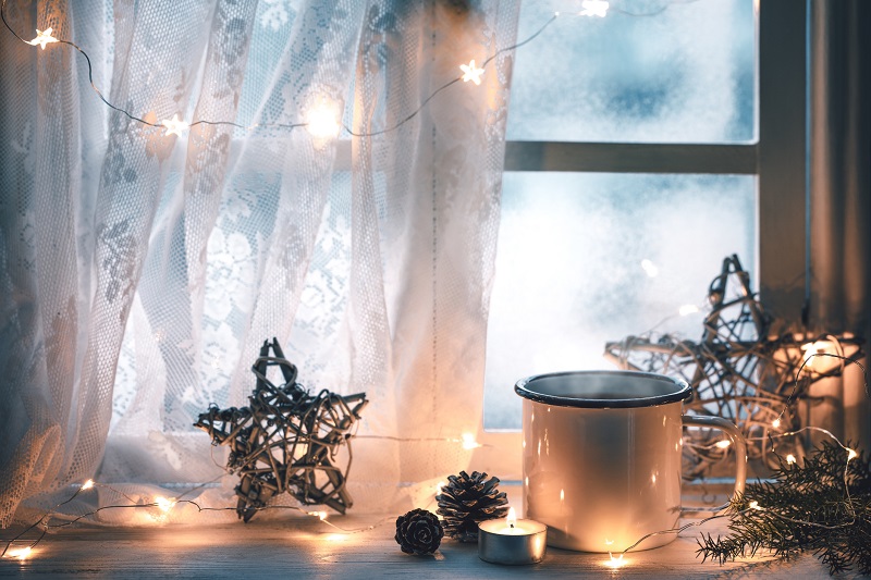 Jak bezpiecznie i efektownie udekorować okna na Boże Narodzenie?